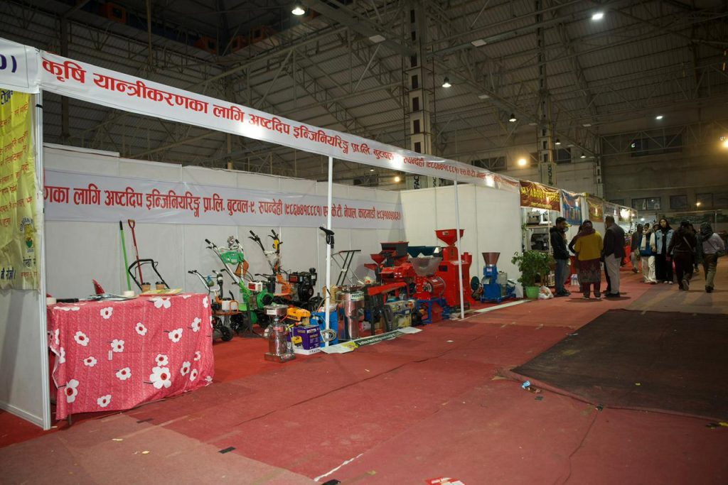 प्रदर्शनीमा महिला उद्यमीका स्टलमा अवलोकनकर्ताको घुँइचो